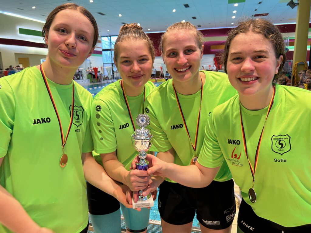 Die Wasserfreundinnen Dalum noch in bester Stimmung - deutlicher Sieg in der 4 x100 m Lagenstaffel mit Jette Schmid, Marie Gügelmeyer, DSH Köln-Absolventin Sarah Dall und Sofie Gügeleyer