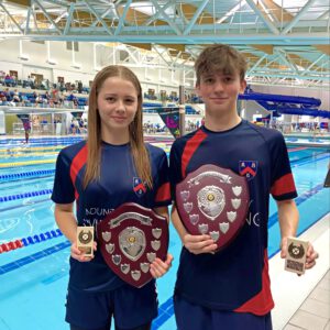 Lotta Schmees vom SV Sigiltra Sögel und David Smeja-Kerr vom SC Wiesbaden vertraten die Farben des englischen Schwimminternats Mount Kelly erfolgreich