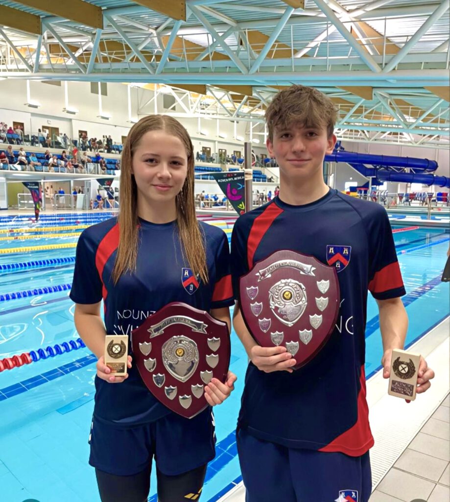 Lotta Schmees vom SV Sigiltra Sögel und David Smeja-Kerr vom SC Wiesbaden vertraten die Farben des englischen Schwimminternats Mount Kelly erfolgreich