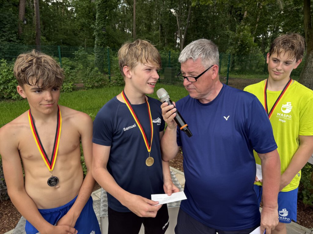 Interview durch den ehemaligen DSV-DM-Sprecher Christian Holzmacher (The Voice) mit dem überragenden Harener Talent Samuel Sibum - Zweiter wurde Johann Hilbers (l.) vor Hajo Kupsch (beide Waspo Nordhorn)